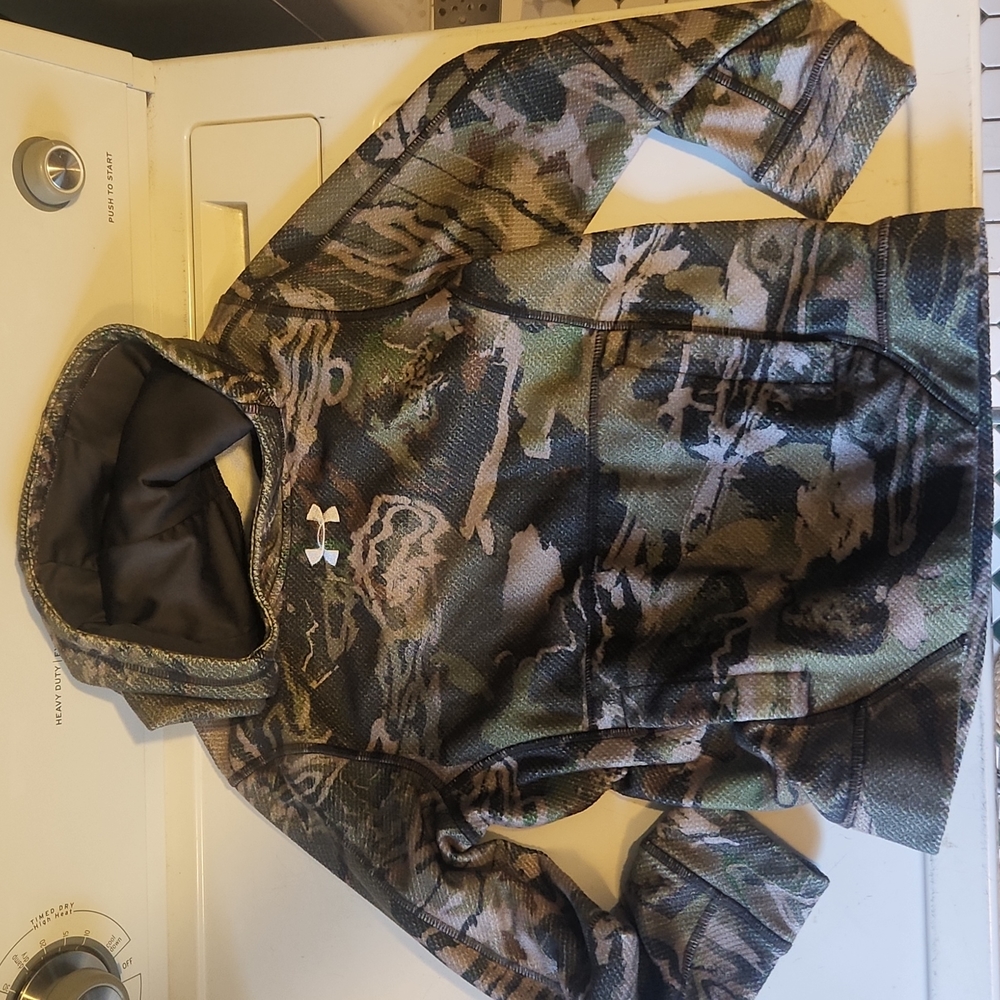 COPY - Boys camo under Armour hoodie
